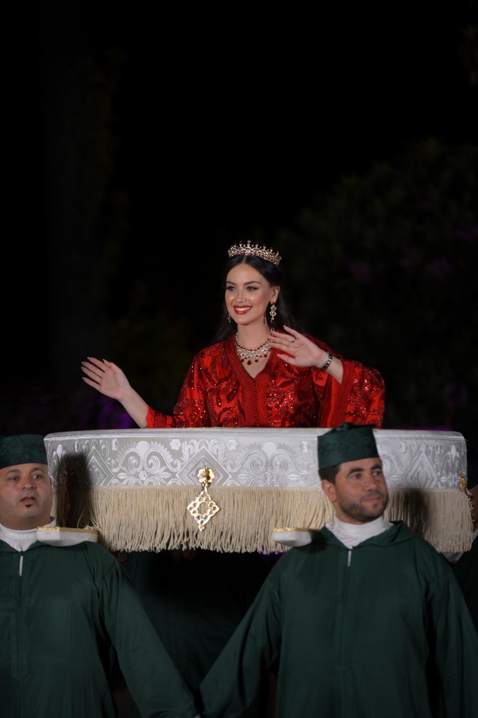 Mariée en caftan rouge sur l'amaria traditionnelle