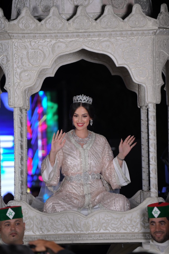 Mariée en caftan blanc dans l'amaria décorée